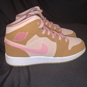 ***SOLD***Air Jordan 1 Mid GS ‘Lola Bunny’